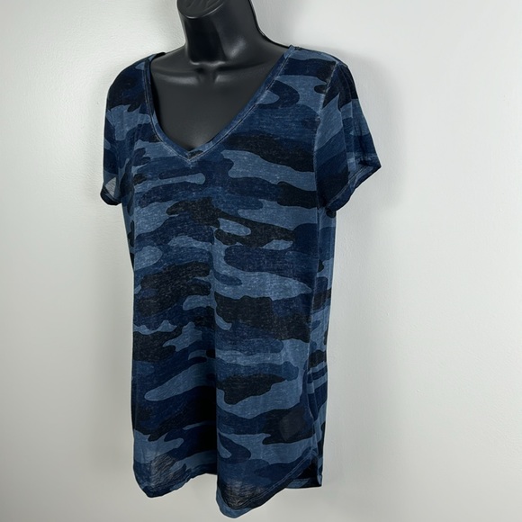 ✨3/$25✨ Lucky Brand Blue Camo Semi-Sheer T-Shirt - M - Picture 4 of 8